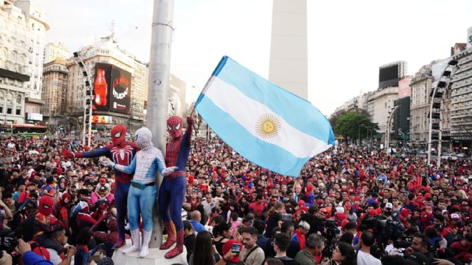 Miles de "Spidermans" en el Obelisco rompieron un récord Guinness