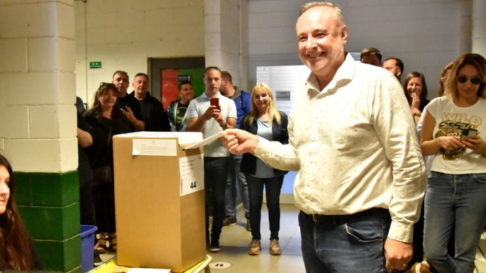 ¿Qué candidato eligieron los votantes en cada escuela?
