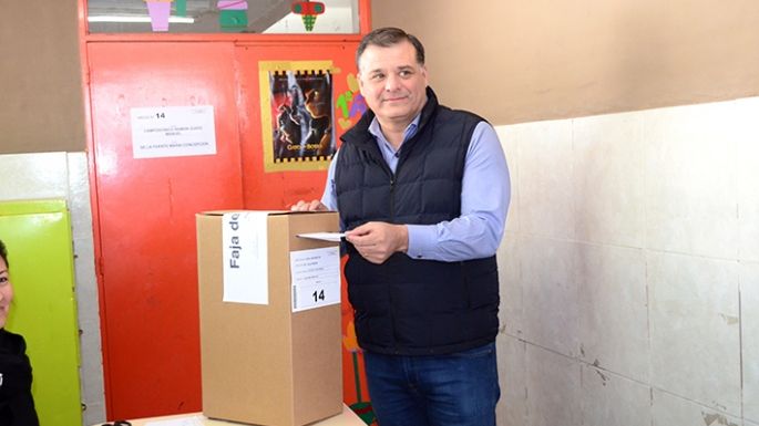 ¿Qué candidato eligieron los votantes en cada escuela?