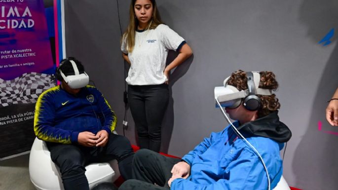 Estudiantes y vecinos se concientizan en conducción segura mediante realidad virtual
