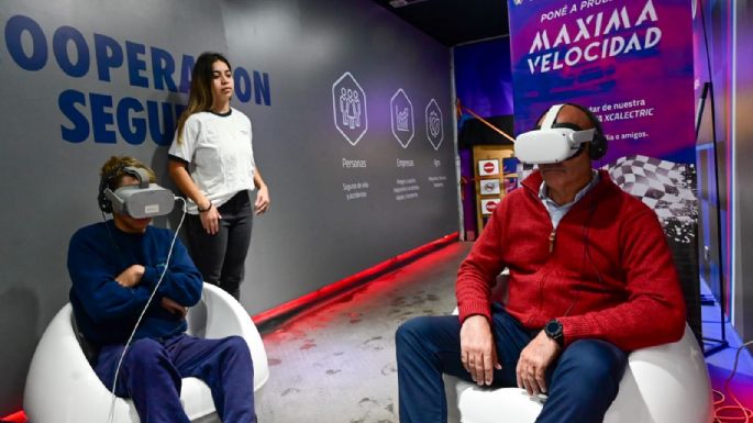 Estudiantes y vecinos se concientizan en conducción segura mediante realidad virtual