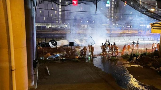 Murieron 21 personas al caer un colectivo desde un puente e incendiarse