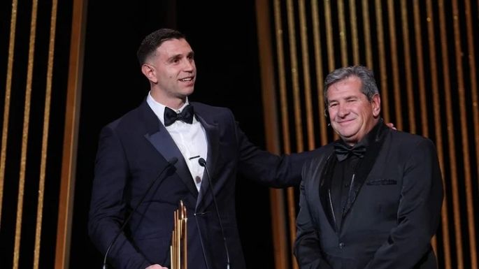 El "Dibu" Martínez ganó el premio al mejor arquero