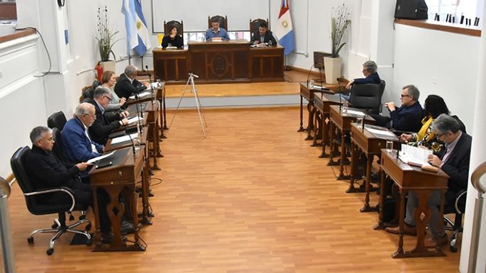 Analizan aumentos de agua y taxis
