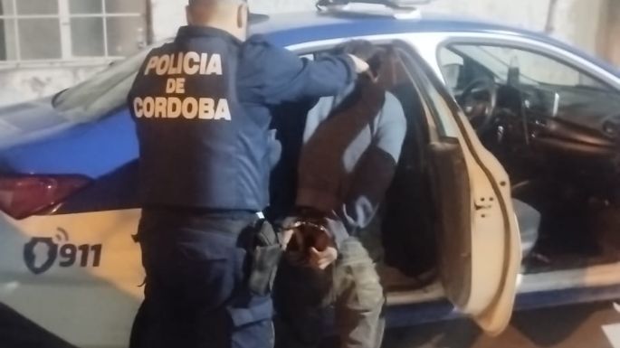 Detuvieron a dos hombres que intentaron robar la bateria de un camión