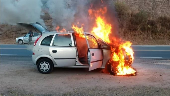 Una pareja se salvó de milagro luego de que se le prendiera fuego el auto en la ruta