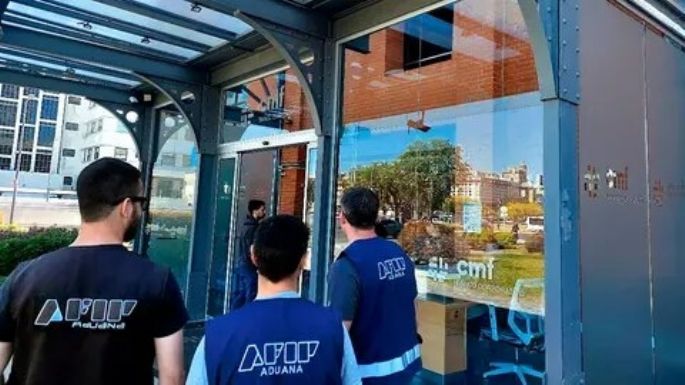 Allanaron 18 bancos por presunta fuga de 400 millones de dólares