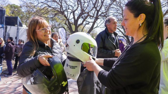 Entregaron más de 100 cascos a motociclistas en plaza Independencia