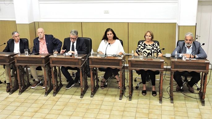 En soledad, el oficialismo aprobó las subas de taxis y colectivos
