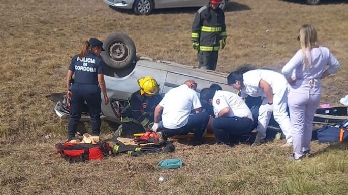 Un hombre perdió el control de su vehículo y despistó