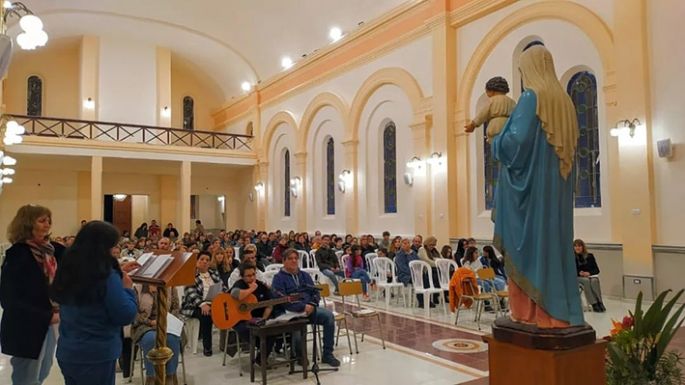 La comunidad se acerca a la Virgen del Rosario