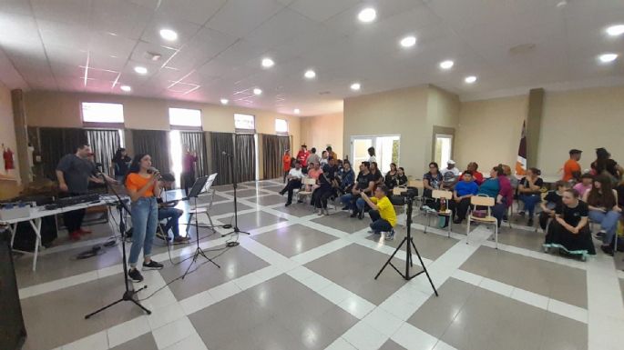 Artistas locales protagonizan un evento solidario para ayudar a merenderos