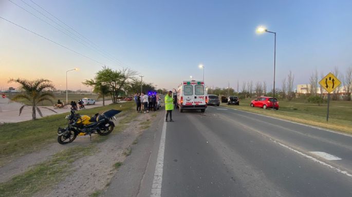 Un joven motociclista perdió varios dientes tras colisionar con un auto