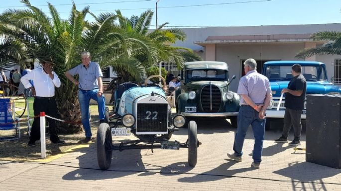 Realizan el 7mo Encuentro de Autos Clásicos y Antiguos
