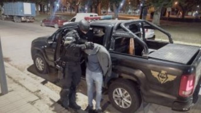 Ante la presencia policial intentó escapar, embistió un vehículo y terminó detenido