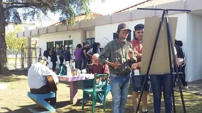 Charla y guitarreada en el Hogar de Día