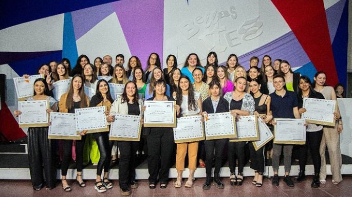 Más de 80 egresados de la Escuela de Bellas Artes recibieron su diploma