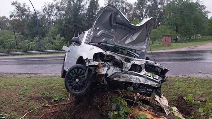 Impactó contra un árbol en el ingreso a Villa María