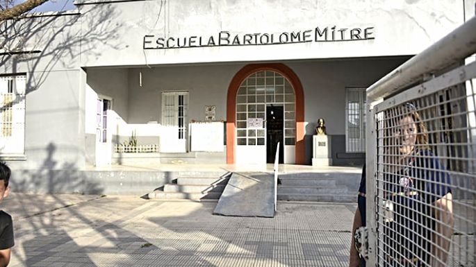 Inició la protesta de auxiliares escolares
