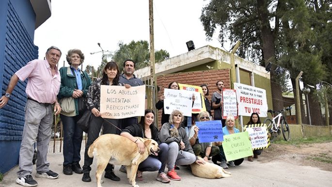Protesta frente al Hogar de Ancianos