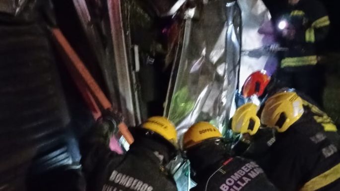 Bomberos rescataron a una mujer que quedó atrapada en una camioneta volcada en la autopista