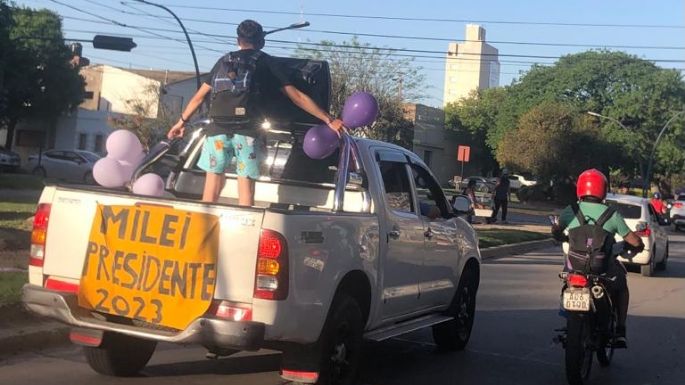 Realizan una caravana por la ciudad en apoyo a Javier Milei