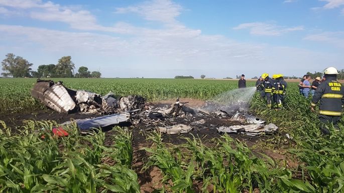 Fallecieron dos pilotos al precipitarse un avión