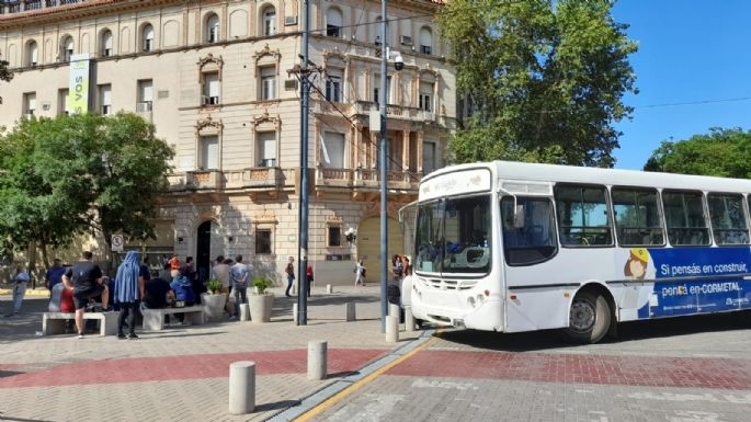 Paro de colectivos: choferes cortan algunas calles y piden ser atendidos por Gill