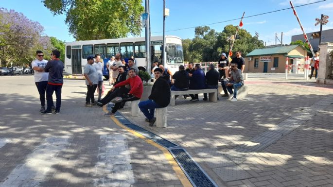 Paro de colectivos: choferes cortan algunas calles y piden ser atendidos por Gill