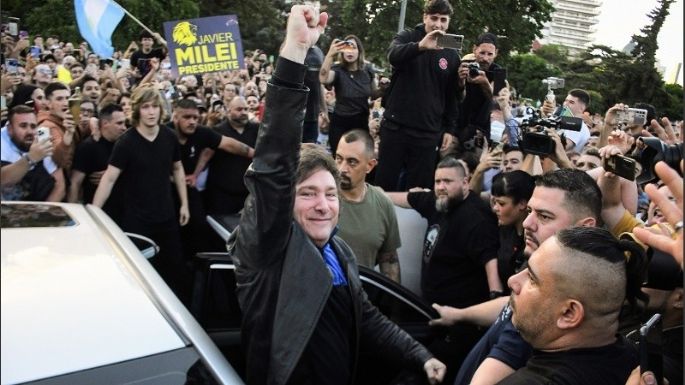 Milei se mostró en Rosario con algarabía, sobre un escenario rodeado de simpatizantes