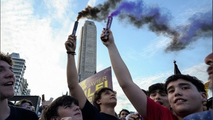 Milei se mostró en Rosario con algarabía, sobre un escenario rodeado de simpatizantes