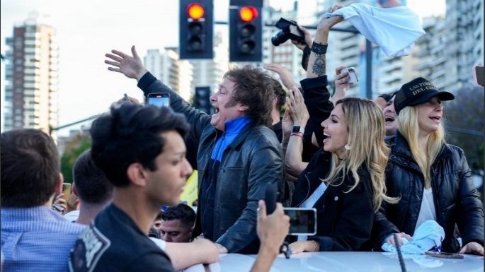 Milei se mostró en Rosario con algarabía, sobre un escenario rodeado de simpatizantes