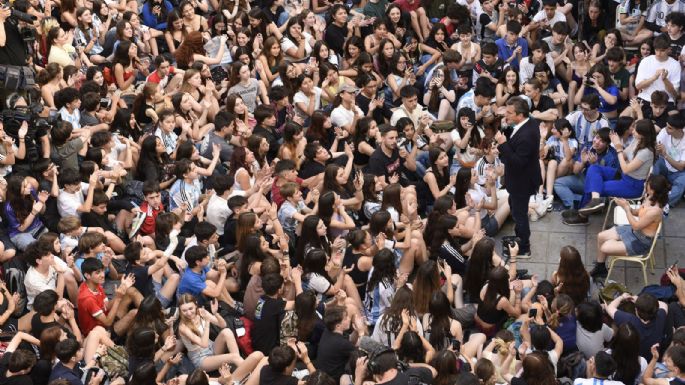 Massa se reunió con estudiantes en un cierre de campaña de "cercanía"