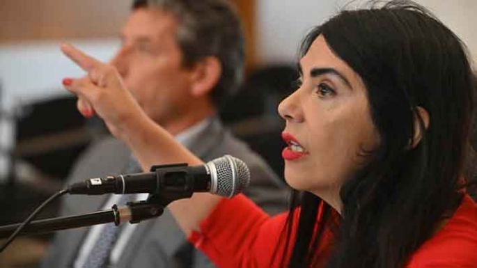 Destituyeron a una jueza que se besó con un preso
