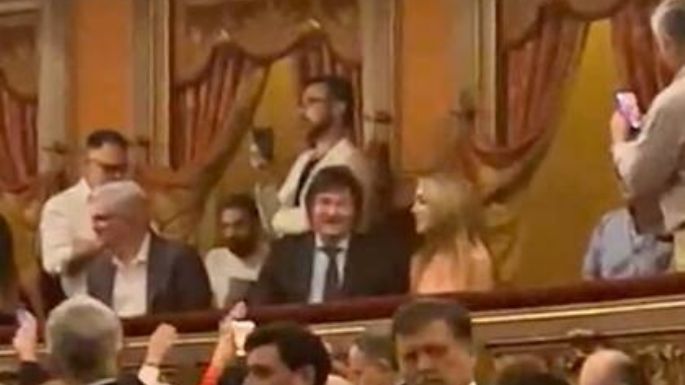 Milei fue abucheado en el Teatro Colón