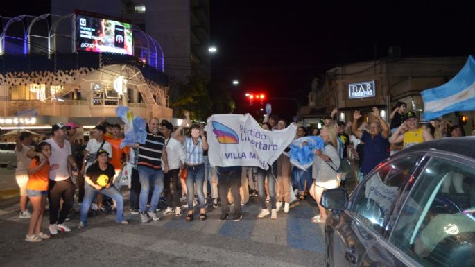 Caravana y festejos en plaza Centenario tras el triunfo de Milei