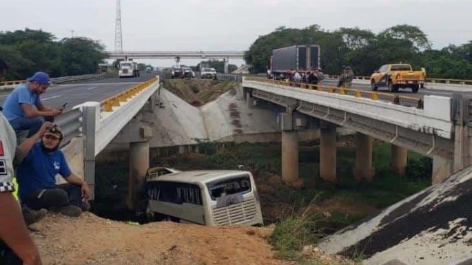 Doce muertos y 58 heridos al volcar un ómnibus en México