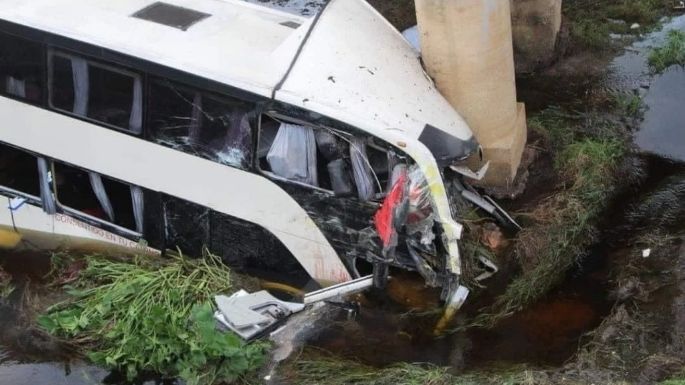 Doce muertos y 58 heridos al volcar un ómnibus en México