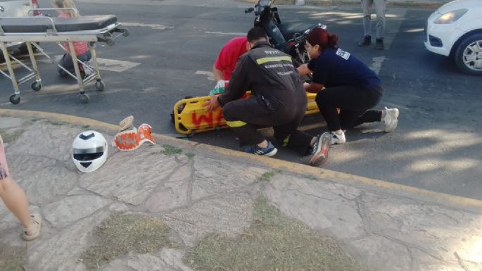 Una motociclista fue trasladada al Pasteur tras chocar con un auto