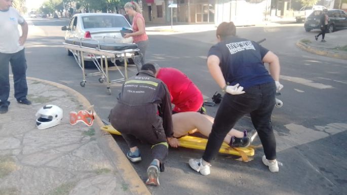 Una motociclista fue trasladada al Pasteur tras chocar con un auto