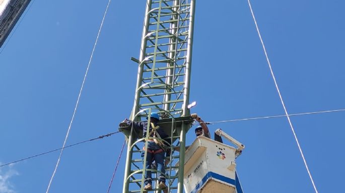 Comenzaron a instalar el Árbol Gigante de Navidad en Tío Pujio