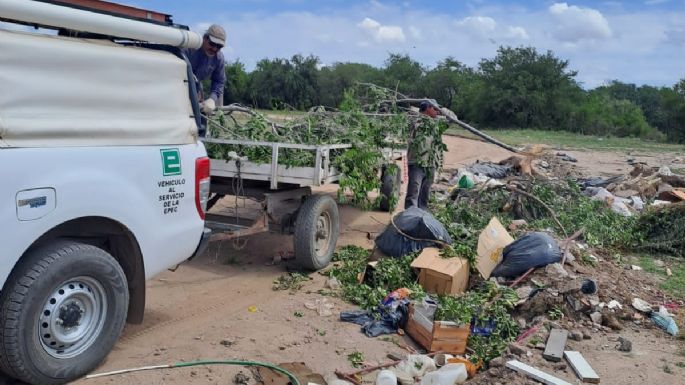 Denuncian que un operario de tercerizada de EPEC arrojó basura cerca del puente Bustos