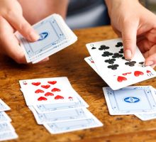 Estrategias avanzadas en juegos de cartas: ¿cuándo subir la apuesta?
