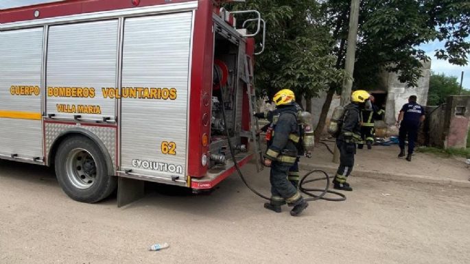 Bomberos sofocaron el fuego en la habitación de una vivienda