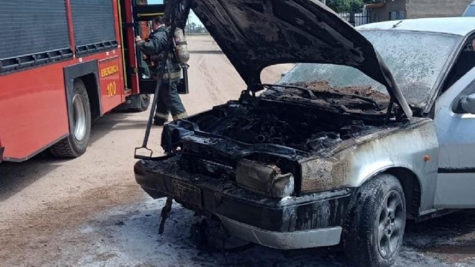 Un auto se incendió en el barrio Roque Sáenz Peña
