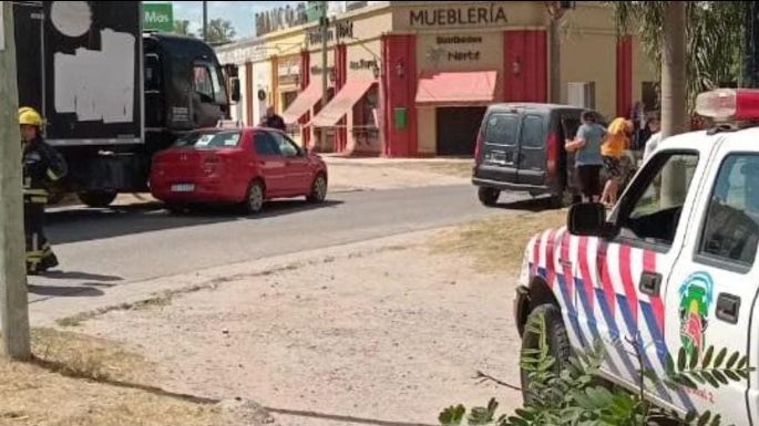 Rescataron a una mujer herida que quedó atrapada en un auto