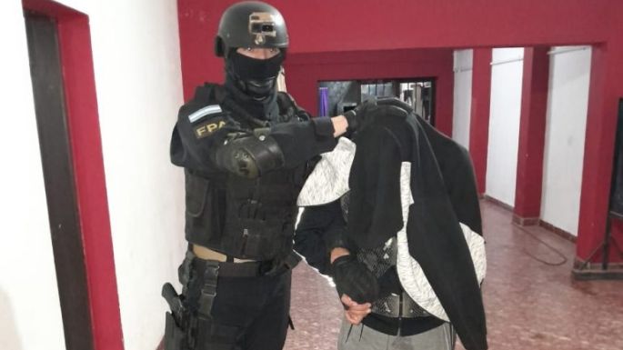 Arrojó cocaína a su vecino, intentó escapar y quedó detenido