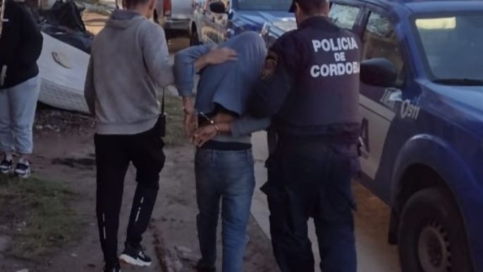 Le arrebató la mochila a una mujer e intentó esconderse debajo de la cama de una vecina