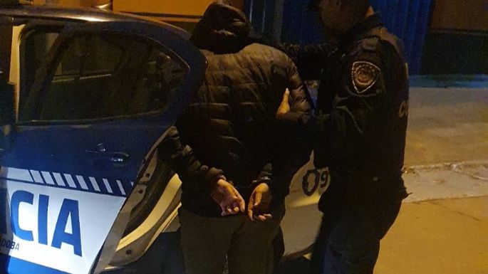 Rompieron vidrieras comerciales a bordo de una moto: detuvieron a un joven y el otro logró escapar