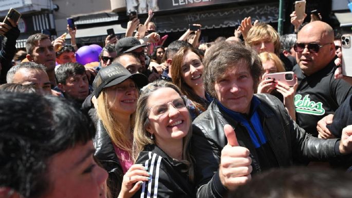 Milei recorrió en Gran Buenos Aires sin motosierras y con la consigna "sí, se puede"